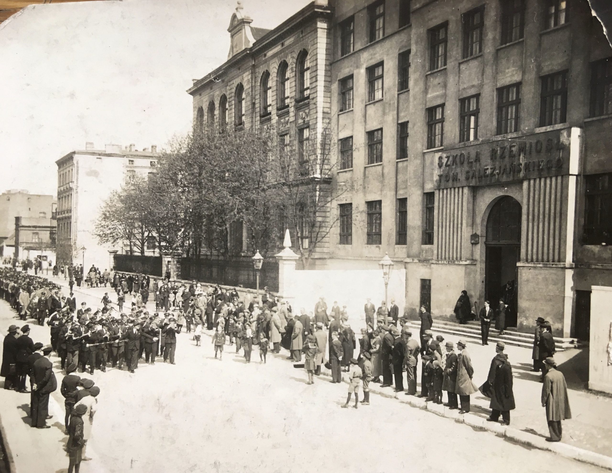 Przemarsz uczni&oacute;w ul. Wodną